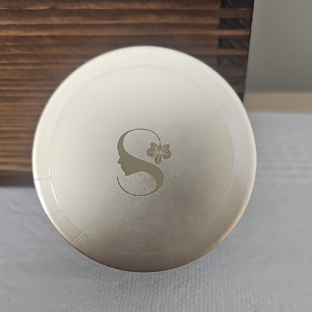 SeneGence Translucent Loose Powder - Gold and Clear - Picture 3 of 3